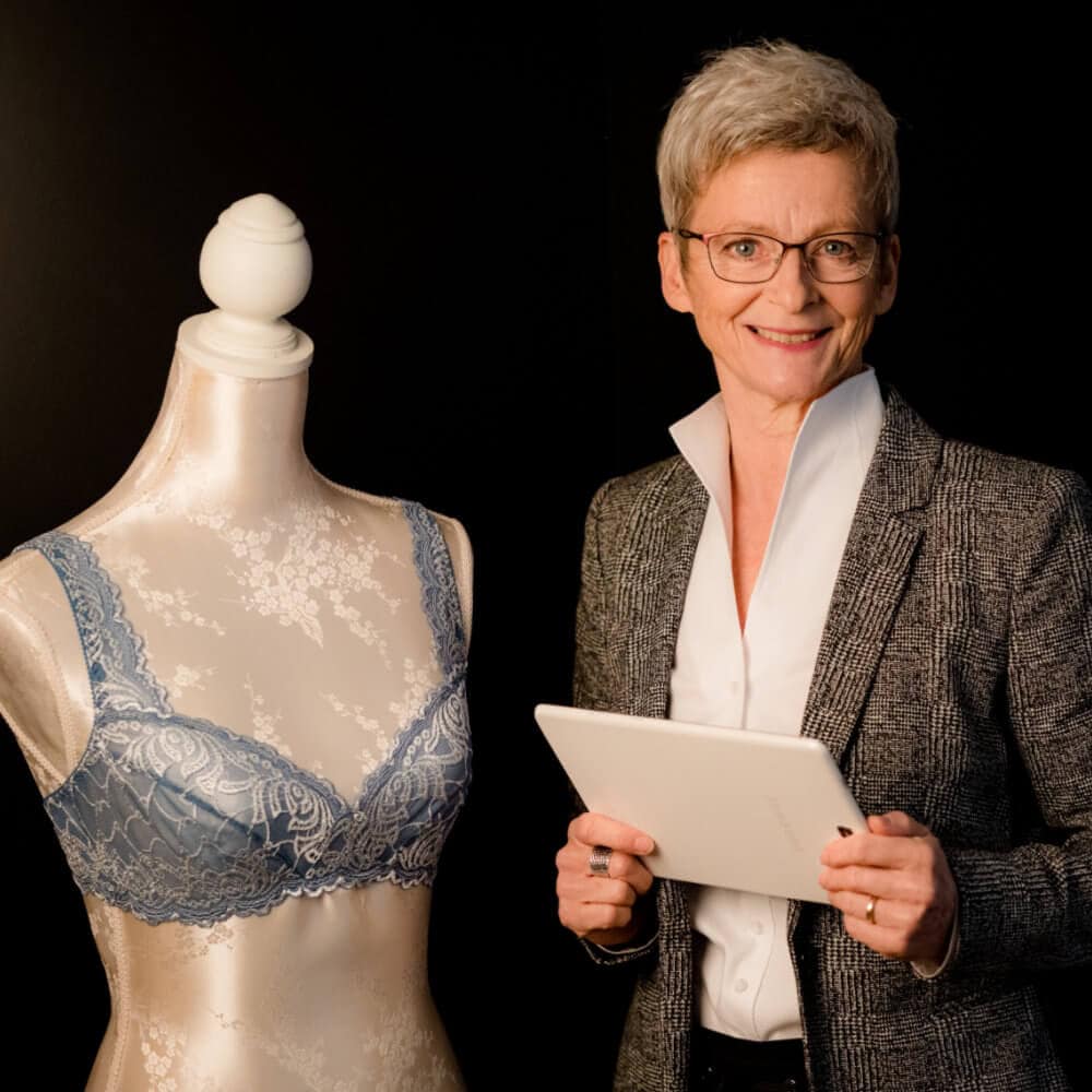 Portrait Marie-Luise Hinrichsen mit Büste und ipad in der Hand